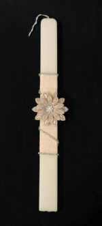 Χειροποίητη πασχαλινή λαμπάδα διακοσμημένη με δερμάτινο λουλούδι με στρας και αλυσίδα με στρας.