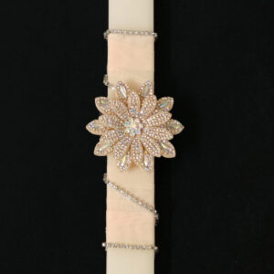 Χειροποίητη πασχαλινή λαμπάδα διακοσμημένη με δερμάτινο λουλούδι με στρας και αλυσίδα με στρας.