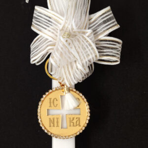 Χειροποίητη πασχαλινή λαμπάδα διακοσμημένη με υφασμάτινο φιόγκο με χάντρα και μπρελόκ κωνσταντινάτο από χρυσό καθρέφτη πλέξι γκλας με στρας.