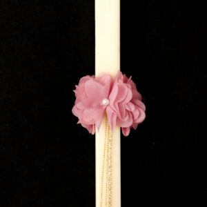 Χειροποίητη πασχαλινή λαμπάδα διακοσμημένη με υφασμάτινο ροζ λουλούδι, πέρλες, χρυσές αλυσίδες και αλυσίδα με στρας.