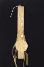 Χειροποίητη πασχαλινή λαμπάδα διακοσμημένη με και κρεμαστό κωνσταντινάτο γούρι από plexiglass και χάντρες.