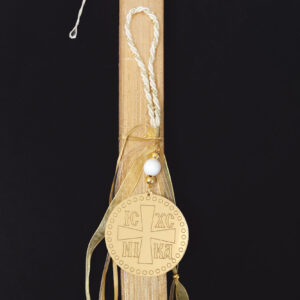 Χειροποίητη πασχαλινή λαμπάδα διακοσμημένη με και κρεμαστό κωνσταντινάτο γούρι από plexiglass και χάντρες.