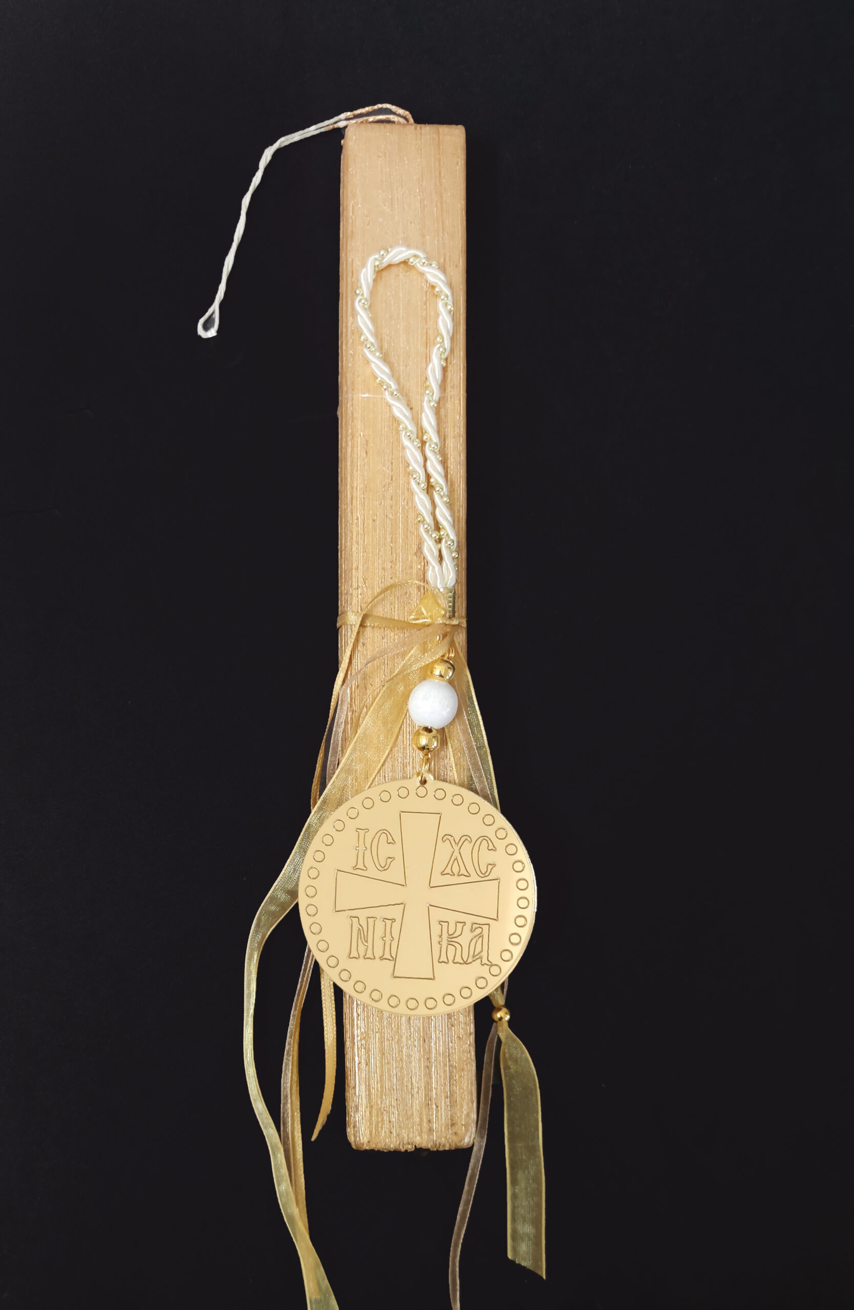 Χειροποίητη πασχαλινή λαμπάδα διακοσμημένη με και κρεμαστό κωνσταντινάτο γούρι από plexiglass και χάντρες.