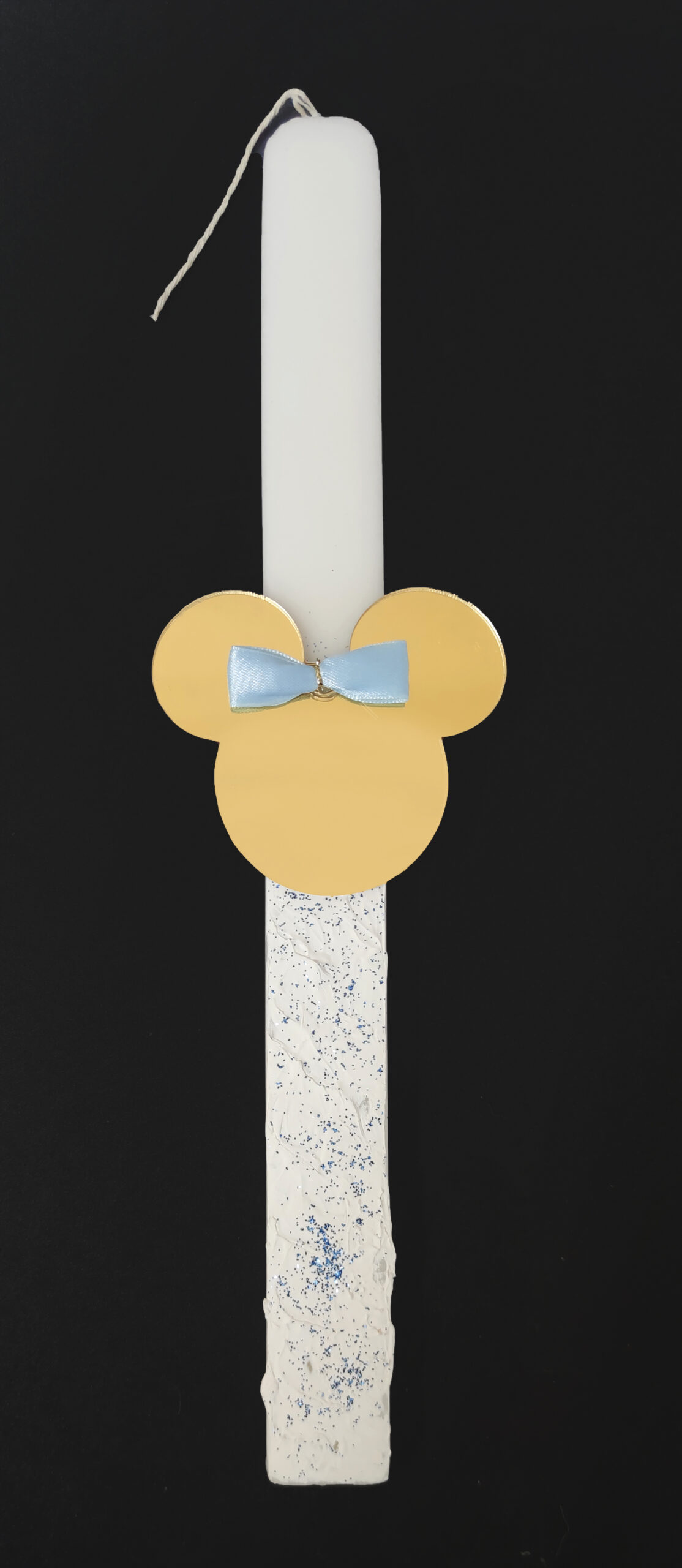 Χειροποίητη πασχαλινή λαμπάδα Μίκυ από χρυσό καθρέφτη πλέξι γκλας και γαλάζιο φιόγκο.