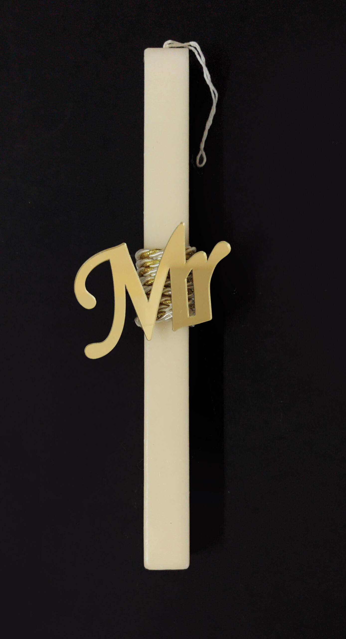 Χειροποίητη πασχαλινή λαμπάδα διακοσμημένη με σχοινί και το "Mr" από χρυσό καθρέφτη πλέξι γκλας.