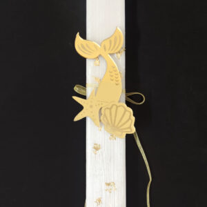 Χειροποίητη πασχαλινή λαμπάδα διακοσμημένη με ουρά από plexiglass, φύλλα χρυσού και κοχύλι και πέρλα.