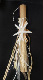 Χειροποίητη πασχαλινή λαμπάδα διακοσμημένη με αστερία, κορδέλες και πέρλες.