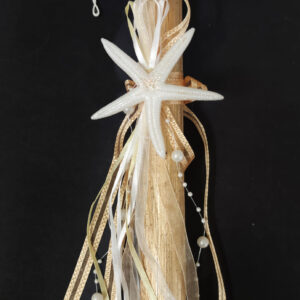 Χειροποίητη πασχαλινή λαμπάδα διακοσμημένη με αστερία, κορδέλες και πέρλες.