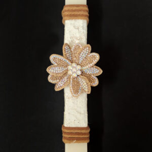 Χειροποίητη πασχαλινή λαμπάδα διακοσμημένη με δερμάτινο λουλούδι με στρας, σχοινί και γκλίτερ.