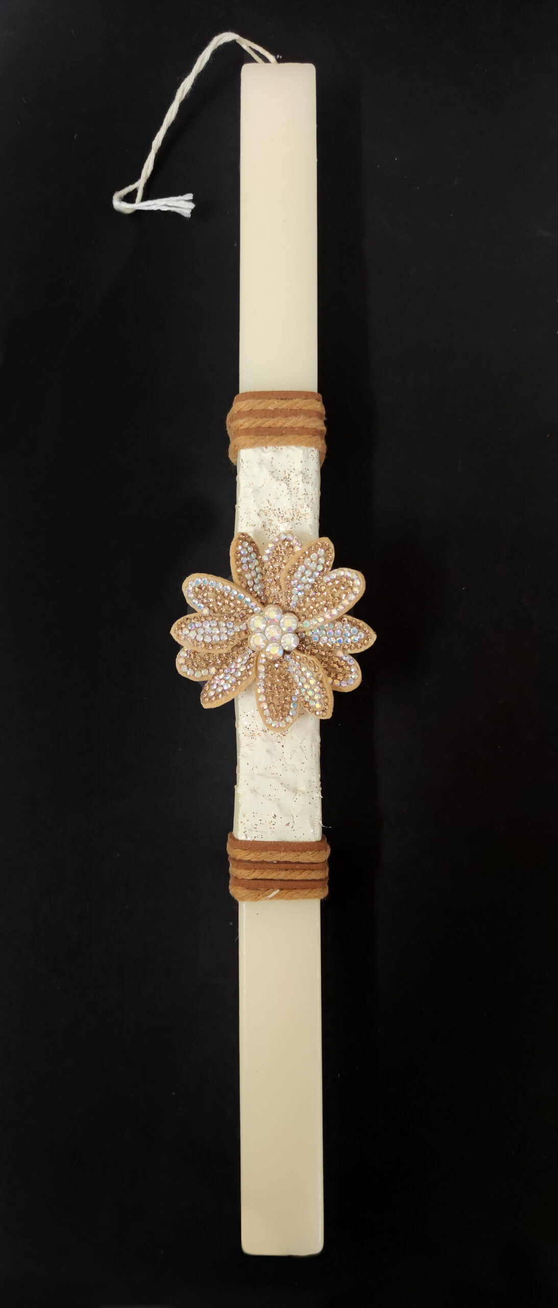 Χειροποίητη πασχαλινή λαμπάδα διακοσμημένη με δερμάτινο λουλούδι με στρας, σχοινί και γκλίτερ.