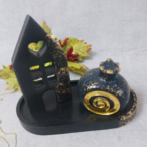 Χριστουγεννιάτικη σύνθεση με κεραμικό ρόδι με χρυσό plexiglass και σπιτάκι