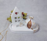 Χριστουγεννιάτικη σύνθεση με κεραμικό ρόδι και σπιτάκι