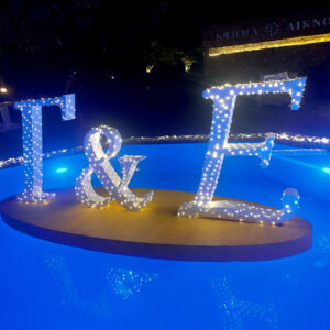 Κατασκευή διακόσμησης με μονογράμματα και led για πισίνα σε δεξίωση γάμου