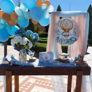 Στολισμός βάπτισης με θέμα αερόστατο σε γαλάζιες αποχρώσεις.