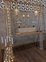 Στολισμός δεξίωσης με χρυσά στοιχεία και led.