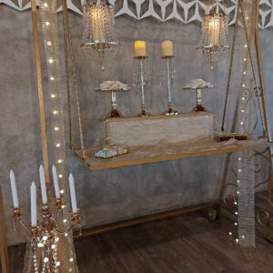 Στολισμός δεξίωσης με χρυσά στοιχεία και led.