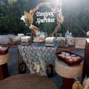 Ρομαντικός στολισμός γάμου με ξύλινα στοιχεία.