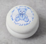 Κεραμικό μακαρόν με εκτύπωση αρκουδάκι μπλε Toile de Jouy
