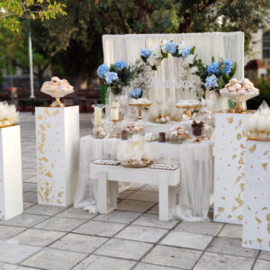 Στολισμός γάμου και βάπτισης, σε λευκό με λεπτομέρειες χρυσές και γαλάζιες