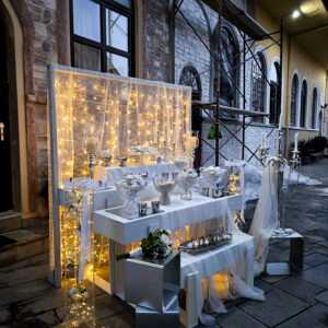 Στολισμός γάμου σε λευκό με ασημί στοιχεία και led.