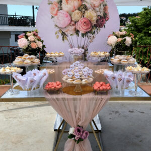 Στολισμός βάπτισης με θέμα λουλουδένιο αερόστατο