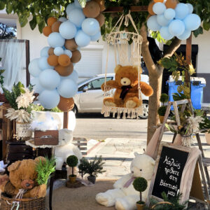 Στολισμός βάπτισης με θέμα αρκουδάκι σε γήινες και γαλάζιες αποχρώσεις.