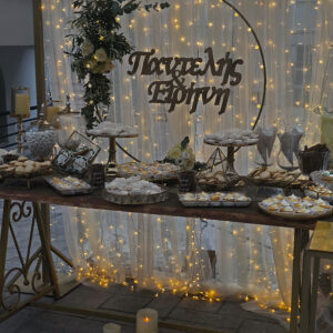 Στολισμός γάμου με led και χρυσά στοιχεία