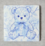 ΚΕΡΑΜΙΚΟ ΣΟΥΒΕΡ ΜΕ ΕΚΤΥΠΩΣΗ ΑΡΚΟΥΔΑΚΙ ΜΠΛΕ TOILE DE JOUY