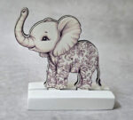 Μπομπονιέρα με Κεραμική βάση κιτ-κατ, με ξύλινο εκτυπωμένο ελεφαντάκι καφέ, Toile de Jouy ύφος