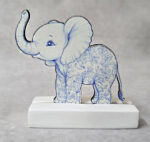 Μπομπονιέρα με Κεραμική βάση κιτ-κατ, με ξύλινο εκτυπωμένο ελεφαντάκι, μπλε, Toile de Jouy ύφος