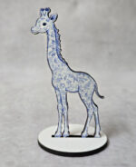 Ξύλινη Μπομπονιέρα με Βάση – Καμηλοπάρδαλη σε Μπλε Στυλ Toile de Jouy