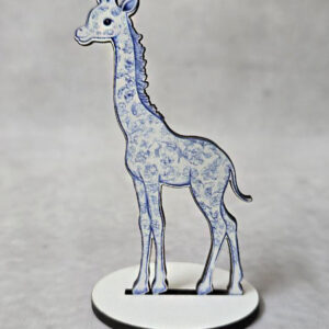 Ξύλινη Μπομπονιέρα με Βάση – Καμηλοπάρδαλη σε Μπλε Στυλ Toile de Jouy