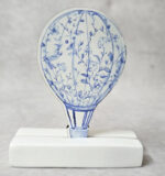 Μπομπονιέρα με Κεραμική βάση κιτ-κατ, με ξύλινο εκτυπωμένο αερόστατο, μπλε, Toile de Jouy ύφος