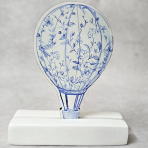 Μπομπονιέρα με Κεραμική βάση κιτ-κατ, με ξύλινο εκτυπωμένο αερόστατο, μπλε, Toile de Jouy ύφος
